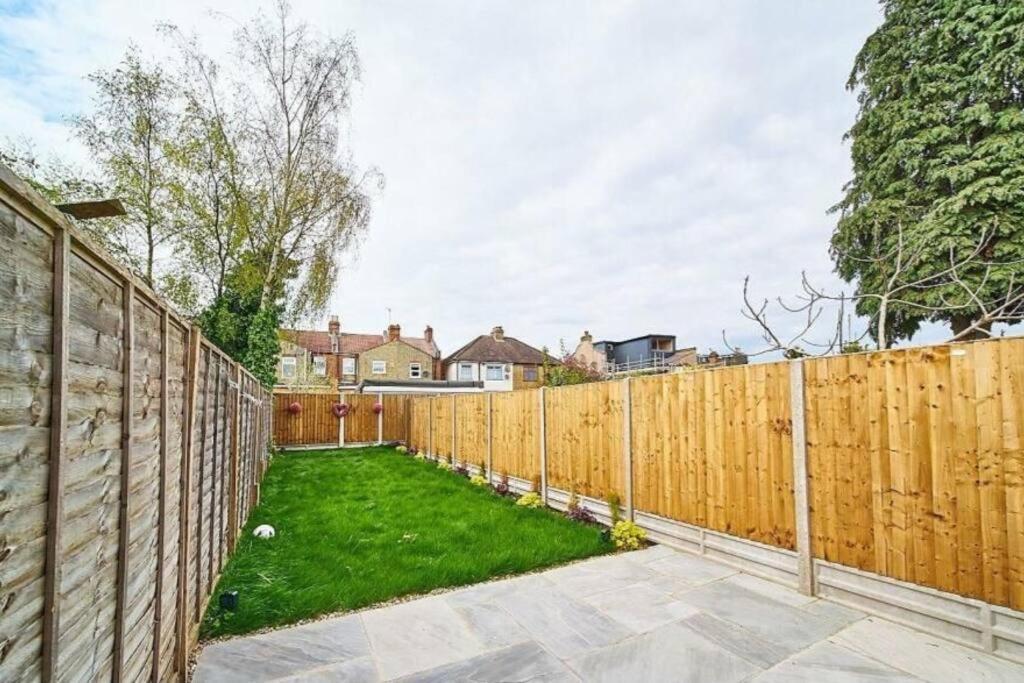 Spacious 4Br House, London, Sleeps 9, Parking Available Exterior foto